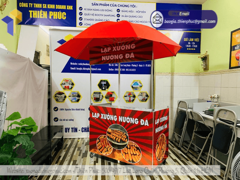 Bảo Vệ Gian Hàng Ngoài Trời Mùa Mưa Với Dù Lớn Chất Lượng Cao